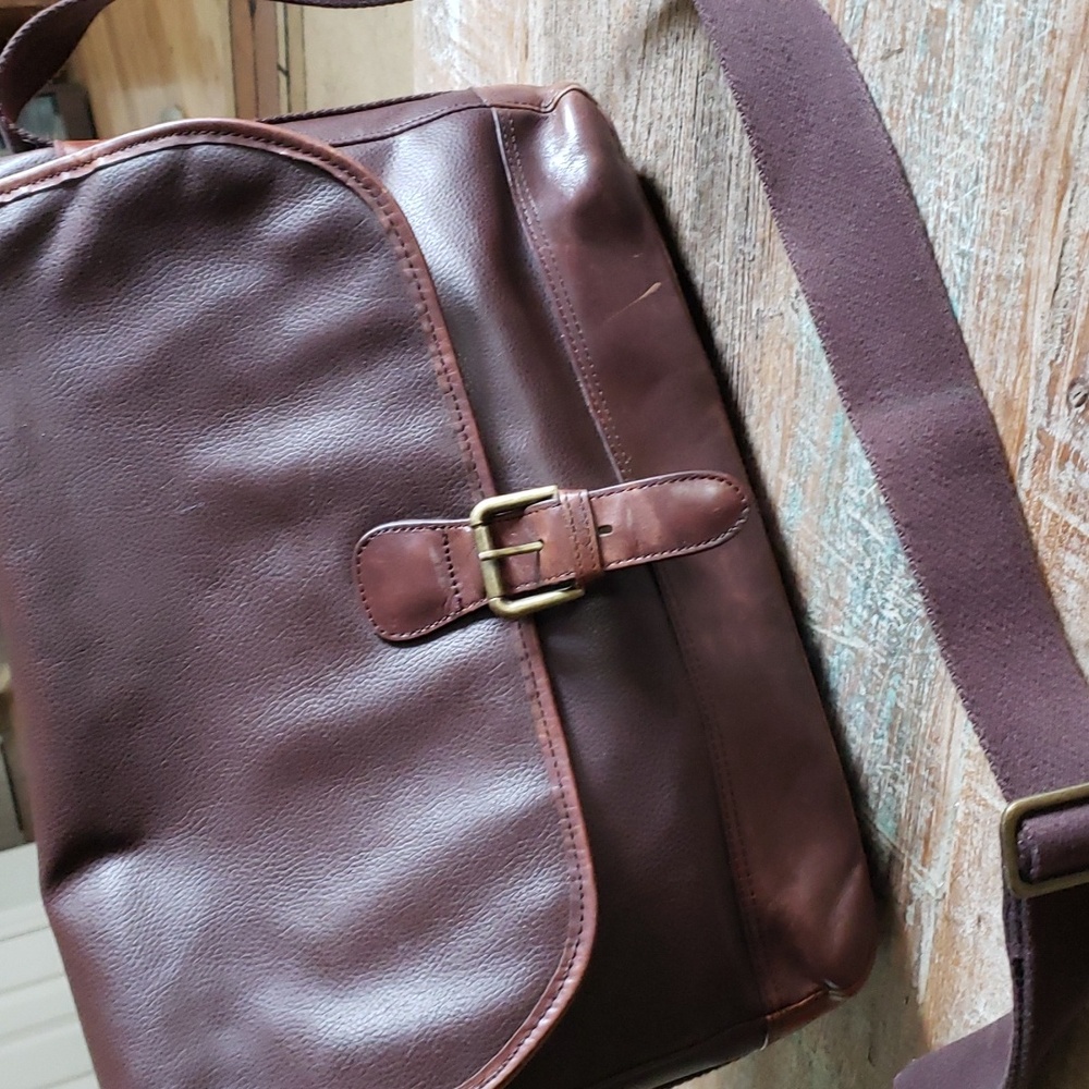 BUXTON Brown Leather Messenger Satchel. UNISEX (BIN 002)